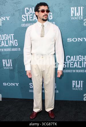 New York, Stati Uniti. 26 agosto 2025. MANHATTAN, NEW YORK CITY, NEW YORK, Stati Uniti d'America - AGOSTO 26: Rapper portoricano, cantante, attore, produttore discografico e wrestler professionista Bad Bunny (Benito Antonio Martinez Ocasio) che indossa Saint Laurent arriva alla prima di New York della Columbia Pictures 'Catted Stealing' tenutasi a Regal Union Square il 26 agosto 2025 a Manhattan, New York City, New York, New York, Stati Uniti. ( Credito: Image Press Agency/Alamy Live News Foto Stock