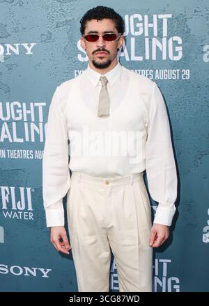 New York, Stati Uniti. 26 agosto 2025. MANHATTAN, NEW YORK CITY, NEW YORK, Stati Uniti d'America - AGOSTO 26: Rapper portoricano, cantante, attore, produttore discografico e wrestler professionista Bad Bunny (Benito Antonio Martinez Ocasio) che indossa Saint Laurent arriva alla prima di New York della Columbia Pictures 'Catted Stealing' tenutasi a Regal Union Square il 26 agosto 2025 a Manhattan, New York City, New York, New York, Stati Uniti. ( Credito: Image Press Agency/Alamy Live News Foto Stock