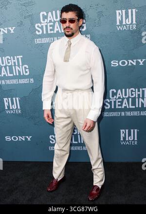 New York, Stati Uniti. 26 agosto 2025. MANHATTAN, NEW YORK CITY, NEW YORK, Stati Uniti d'America - AGOSTO 26: Rapper portoricano, cantante, attore, produttore discografico e wrestler professionista Bad Bunny (Benito Antonio Martinez Ocasio) che indossa Saint Laurent arriva alla prima di New York della Columbia Pictures 'Catted Stealing' tenutasi a Regal Union Square il 26 agosto 2025 a Manhattan, New York City, New York, New York, Stati Uniti. ( Credito: Image Press Agency/Alamy Live News Foto Stock