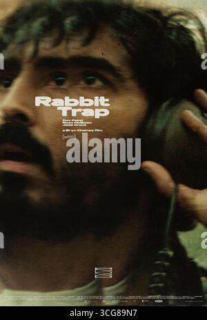 Rabbit Trap (2025) diretto da Bryn Chainey e interpretato da Dev Patel, Rosy McEwen e Jade Croot. I musicisti sposati si ritirano in un cottage gallese per finire il loro album e registrare accidentalmente un suono mistico che rivela la loro presa sulla realtà. USA SOLO PER USO EDITORIALE DI un foglio di poster. Crediti: BFA / Magnolia Pictures Foto Stock