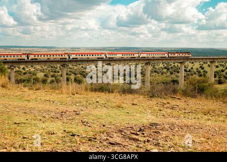 Vista del treno passeggeri Nairobi - Mombasa su un ponte sulla Standard Gauge Railway che passa attraverso il Parco Nazionale di Nairobi nella città di Nairobi, Kenya Foto Stock