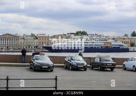 Piccola nave da crociera CLIO (ex le Levant/ Tere Moana) in sosta nel porto passeggeri del centro di San Pietroburgo, Russia, crociere sul Mar Baltico Foto Stock