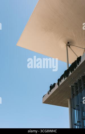 Vista dell'architettura angolare della Fondazione Stavros Niarchos che si fonde con il cielo azzurro di Athina, Attica, Grecia. Foto Stock