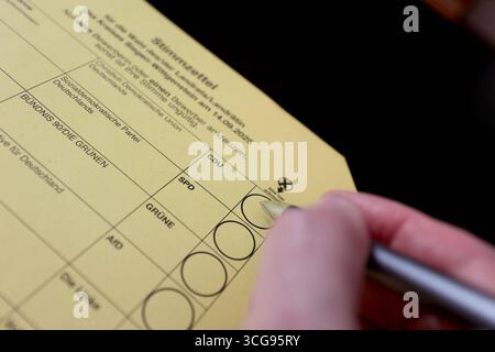 Briefwahlunterlagen, Stimmzettel fuer für die Kommunalwahl AM 14.09.2025 in Nordrhein Westfalen. Persona, mano mit Kugelschreiber Trifft Seine Auswahl. Kommunalwahl im Siegerland AM 27.08.2025 a Siegen/Deutschland. *** Voto assente, scheda elettorale per le elezioni locali del 14 09 2025 in Renania settentrionale-Vestfalia persona, mano con penna a sfera fa la sua selezione elezione locale a Siegerland il 27 08 2025 a Siegen Germania Foto Stock