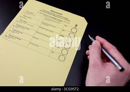 Briefwahlunterlagen, Stimmzettel fuer für die Kommunalwahl AM 14.09.2025 in Nordrhein Westfalen. Persona, mano mit Kugelschreiber Trifft Seine Auswahl. Kommunalwahl im Siegerland AM 27.08.2025 a Siegen/Deutschland. *** Voto assente, scheda elettorale per le elezioni locali del 14 09 2025 in Renania settentrionale-Vestfalia persona, mano con penna a sfera fa la sua selezione elezione locale a Siegerland il 27 08 2025 a Siegen Germania Foto Stock