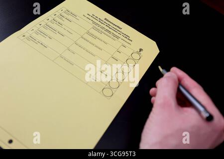 Briefwahlunterlagen, Stimmzettel fuer für die Kommunalwahl AM 14.09.2025 in Nordrhein Westfalen. Persona, mano mit Kugelschreiber Trifft Seine Auswahl. Kommunalwahl im Siegerland AM 27.08.2025 a Siegen/Deutschland. *** Voto assente, scheda elettorale per le elezioni locali del 14 09 2025 in Renania settentrionale-Vestfalia persona, mano con penna a sfera fa la sua selezione elezione locale a Siegerland il 27 08 2025 a Siegen Germania Foto Stock