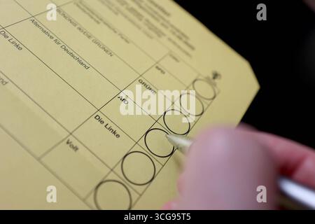 Briefwahlunterlagen, Stimmzettel fuer für die Kommunalwahl AM 14.09.2025 in Nordrhein Westfalen. Persona, mano mit Kugelschreiber Trifft Seine Auswahl. Kommunalwahl im Siegerland AM 27.08.2025 a Siegen/Deutschland. *** Voto assente, scheda elettorale per le elezioni locali del 14 09 2025 in Renania settentrionale-Vestfalia persona, mano con penna a sfera fa la sua selezione elezione locale a Siegerland il 27 08 2025 a Siegen Germania Foto Stock