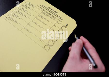 Briefwahlunterlagen, Stimmzettel fuer für die Kommunalwahl AM 14.09.2025 in Nordrhein Westfalen. Persona, mano mit Kugelschreiber Trifft Seine Auswahl. Kommunalwahl im Siegerland AM 27.08.2025 a Siegen/Deutschland. *** Voto assente, scheda elettorale per le elezioni locali del 14 09 2025 in Renania settentrionale-Vestfalia persona, mano con penna a sfera fa la sua selezione elezione locale a Siegerland il 27 08 2025 a Siegen Germania Foto Stock