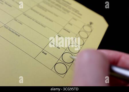 Briefwahlunterlagen, Stimmzettel fuer für die Kommunalwahl AM 14.09.2025 in Nordrhein Westfalen. Persona, mano mit Kugelschreiber Trifft Seine Auswahl. Kommunalwahl im Siegerland AM 27.08.2025 a Siegen/Deutschland. *** Voto assente, scheda elettorale per le elezioni locali del 14 09 2025 in Renania settentrionale-Vestfalia persona, mano con penna a sfera fa la sua selezione elezione locale a Siegerland il 27 08 2025 a Siegen Germania Foto Stock