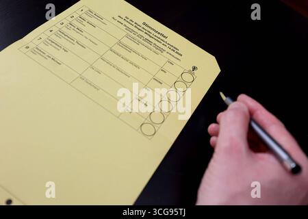 Briefwahlunterlagen, Stimmzettel fuer für die Kommunalwahl AM 14.09.2025 in Nordrhein Westfalen. Persona, mano mit Kugelschreiber Trifft Seine Auswahl. Kommunalwahl im Siegerland AM 27.08.2025 a Siegen/Deutschland. *** Voto assente, scheda elettorale per le elezioni locali del 14 09 2025 in Renania settentrionale-Vestfalia persona, mano con penna a sfera fa la sua selezione elezione locale a Siegerland il 27 08 2025 a Siegen Germania Foto Stock