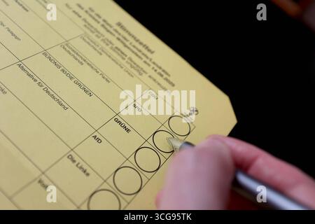 Briefwahlunterlagen, Stimmzettel fuer für die Kommunalwahl AM 14.09.2025 in Nordrhein Westfalen. Persona, mano mit Kugelschreiber Trifft Seine Auswahl. Kommunalwahl im Siegerland AM 27.08.2025 a Siegen/Deutschland. *** Voto assente, scheda elettorale per le elezioni locali del 14 09 2025 in Renania settentrionale-Vestfalia persona, mano con penna a sfera fa la sua selezione elezione locale a Siegerland il 27 08 2025 a Siegen Germania Foto Stock