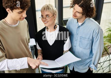 Gruppo di giovani professionisti che collaborano a un progetto in un moderno spazio ufficio. Foto Stock