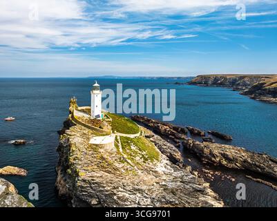 Faro di Godrevy da un drone, Godrevy Island, St Ives Bay, Cornovaglia, Inghilterra Foto Stock