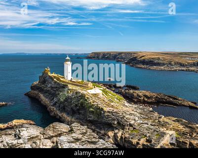 Faro di Godrevy da un drone, Godrevy Island, St Ives Bay, Cornovaglia, Inghilterra Foto Stock