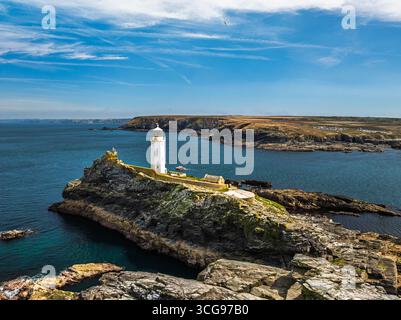 Faro di Godrevy da un drone, Godrevy Island, St Ives Bay, Cornovaglia, Inghilterra Foto Stock