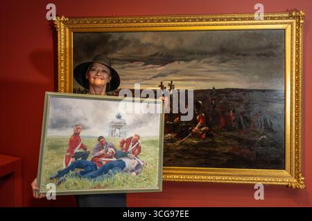 Londra, Regno Unito. 27 agosto 2025. Artista Alexandra Veres con il suo lavoro «Dusk of Waterloo», 2025, la sua reinterpretazione di (R) «The Dawn of Waterloo. La "Reveille" nel bivacco dei grigi scozzesi la mattina della battaglia, 1815, 1895, di Lady Butler. Photocall presso il National Army Museum, che ha commissionato ad artisti contemporanei di reinterpretare iconici dipinti militari vittoriani nella sua mostra "Myth and Reality: Military Art in the Age of Queen Victoria", che si svolge fino al 1° novembre. Crediti: Stephen Chung / Alamy Live News Foto Stock