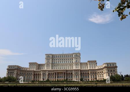 Palazzo del Parlamento a Bucarest, in Romania, in una chiara giornata estiva Foto Stock