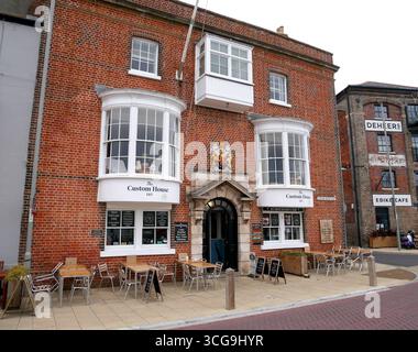 Il Custom House Cafe sulla Custom House Quay, edificio storico di secondo livello del XVIII secolo, ex Customs House a Weymouth Harbour, Dorset, Inghilterra Foto Stock