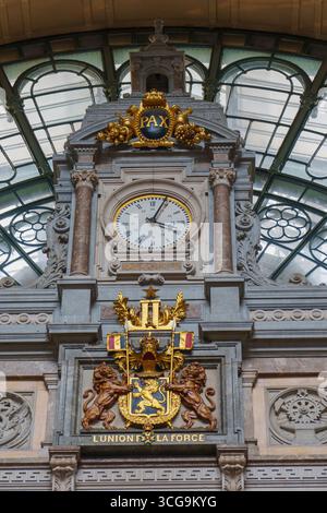 Ingresso principale della stazione centrale di Anversa con orologio e sculture Foto Stock