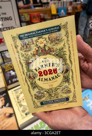 Barnes & Noble Booksellers sulla Fifth Avenue a New York City ha una vasta selezione di libri, tra cui The 2026 Old Farmer's Almanac, USA 2025 Foto Stock