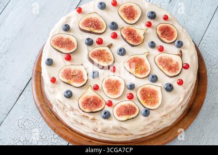 Torta al formaggio cremoso decorata con fichi ribes rosso mirtilli dessert festivi Foto Stock
