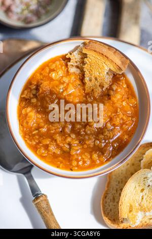 Per la cena vengono serviti falsi tradizionali greci di lenticchie Foto Stock