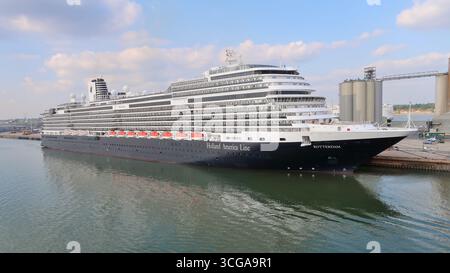 La nave da crociera della Holland America Line mv Rotterdam ormeggiata al terminal QE2 di Southampton. Foto Stock