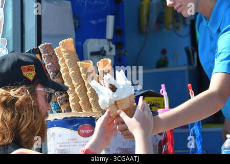 Vendita di gelati all'Eastbourne International Airshow 2025, East Sussex, Regno Unito Foto Stock