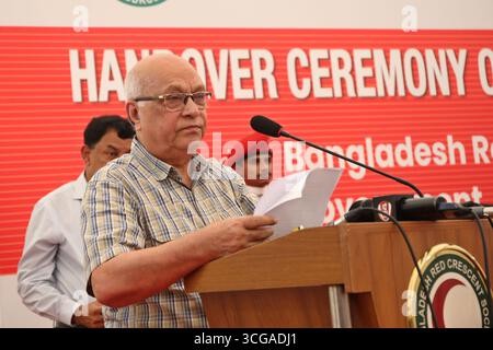 Dacca, Bangladesh. 26 agosto 2025. Faruk-e-Azam, consigliere del Ministero del Bangladesh per la gestione e il soccorso in caso di disastri, tiene un discorso durante la cerimonia di consegna delle attrezzature per il soccorso delle inondazioni donate dalla Cina a Dacca, Bangladesh, 26 agosto 2025. Martedì il governo cinese ha donato attrezzature per il salvataggio delle inondazioni alla società della Mezzaluna Rossa del Bangladesh (BDRCS) per aiutare il paese a prepararsi meglio e a rispondere alle calamità naturali. La donazione include giubbotti salvagente, gommoni, unità di purificazione dell'acqua e così via. Crediti: Habibur Rahman/Xinhua/Alamy Live News Foto Stock
