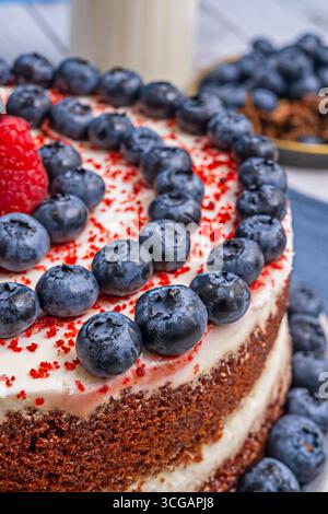 Velluto rosso in vaso: Versione singola con strati di pan di Spagna, mousse al formaggio e composta di mirtilli Foto Stock