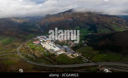Zona industriale circondata da montagne in Navarra, Spagna Foto Stock