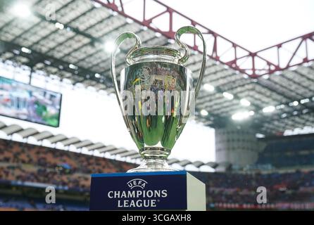 Milano, Italia. 16 maggio 2023. Foto Spada/LaPresse 16 maggio 2023 - Milano, Italia - sport, calcio - FC Internazionale vs AC Milan - semifinale Champions League ritorno- Stadio Giuseppe Meazza San Siro. Nella foto : il Trofeo 16 maggio 2023 Milano, Italia - sport, calcio - FC Internazionale vs AC Milan - semifinale di Champions League andata e ritorno - Stadio San Siro. Nella foto: Il credito del trofeo: LaPresse/Alamy Live News Foto Stock
