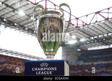 Milano, Italia. 16 maggio 2023. Foto Spada/LaPresse 16 maggio 2023 - Milano, Italia - sport, calcio - FC Internazionale vs AC Milan - semifinale Champions League ritorno- Stadio Giuseppe Meazza San Siro. Nella foto : il Trofeo 16 maggio 2023 Milano, Italia - sport, calcio - FC Internazionale vs AC Milan - semifinale di Champions League andata e ritorno - Stadio San Siro. Nella foto: Il credito del trofeo: LaPresse/Alamy Live News Foto Stock