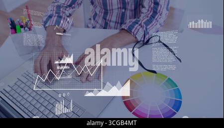 Digitare un uomo in una camicia a quadri che lavora su un computer portatile nello spazio di lavoro, con grafici dei dati, ruota dei colori, occhiali da vista Foto Stock