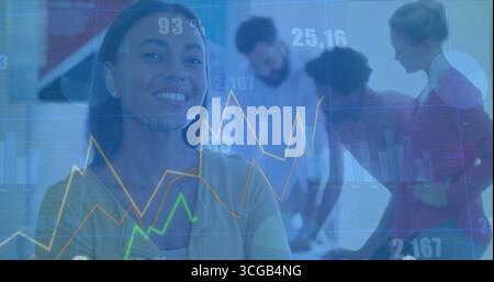 Donna afroamericana sorridente in abbigliamento da lavoro che analizza le carte finanziarie in ufficio, con un notebook Foto Stock