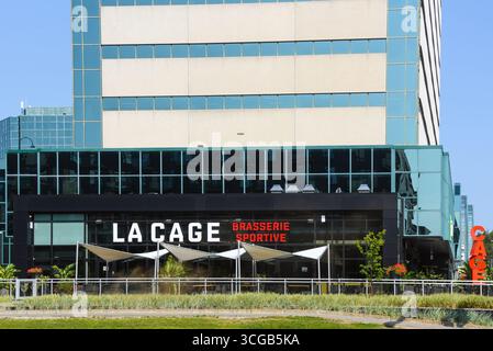 Quebec City, Canada - 8 agosto 2025: La Cage Brasserie sportiva, su Laurier. Originariamente chiamato la Cage aux Sports fino al 2015, è un marchio del Quebec Foto Stock