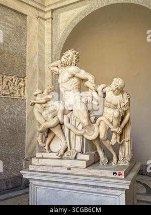 CITTÀ DEL VATICANO, ROMA, ITALIA - 2 AGOSTO 2025 Laocoon e la statua in marmo dei suoi figli, esposta in modo prominente su un piedistallo all'interno del museo Pio-Clementino. La S Foto Stock