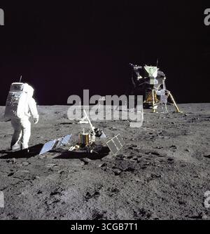 Aldrin guarda indietro alla Tranquility base. L'astronauta Edwin E.'Buzz' Aldrin Jr., pilota del modulo lunare, viene fotografato durante l'attività extraveicolare dell'Apollo 11 sulla Luna. Ha appena implementato il Early Apollo Scientific Experiments Package (EASEP). In primo piano c'è il Passive Seismic Experiment Package (PSEP); oltre ad esso c'è il laser Ranging retro-Reflector (LR-3); sullo sfondo centrale c'è la bandiera degli Stati Uniti; sullo sfondo sinistro c'è la telecamera televisiva in superficie lunare in bianco e nero; sullo sfondo destro c'è il modulo lunare "Eagle". Astronauta Neil A. Armstrong, comandante, t Foto Stock