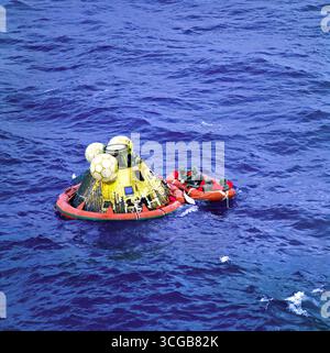 L'equipaggio dell'Apollo 11 attende il prelievo in elicottero dalla USS Hornet, la prima nave di recupero per la storica missione di atterraggio lunare dell'Apollo 11. Il quarto uomo nella zattera di salvataggio è un nuotatore della squadra di demolizione subacquea della Marina degli Stati Uniti. Tutti e quattro gli uomini indossano indumenti di isolamento biologico (GRANDI). Il modulo di comando dell'Apollo 11 "Columbia", con gli astronauti Neil A. Armstrong, Michael Collins e Edwin E. Aldrin Jr. Precipitò alle 11:49 del mattino (CDT), il 24 luglio 1969, a circa 812 miglia nautiche a sud-ovest delle Hawaii e a sole 12 miglia nautiche dalla USS Hornet. Questa stampa di archivio è disponibile nel follo Foto Stock