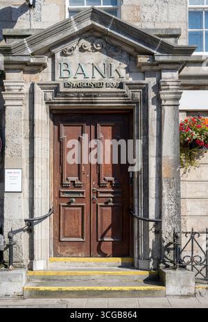 Ingresso vintage all'edificio della Banca - ora HSBC Bangor, High Street, Bangor, Gwynedd, Galles del Nord, Galles, Regno Unito. Foto Stock