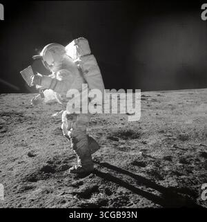 Studi di Mitchell Mappa. Astronauta Edgar Mitchell D., Apollo 14 Modulo Lunare pilota, si muove attraverso la superficie lunare come egli si affaccia su di una traversa mappa durante attività extravehicular (EVA). La polvere lunare può essere visto aggrappati per gli stivali e gambe della tuta spaziale. Fotografo: la NASA/ Alan Shepard Foto Stock