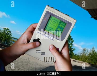 Bambino che gioca a Nintendo Gameboy Foto Stock