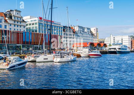 BERGEN, NORVEGIA - 17 AGOSTO 2025: Yacht e barche attraccano nel porto di Vagen a Bergen. La città è un centro internazionale per l'acquacoltura, il trasporto marittimo, il Foto Stock