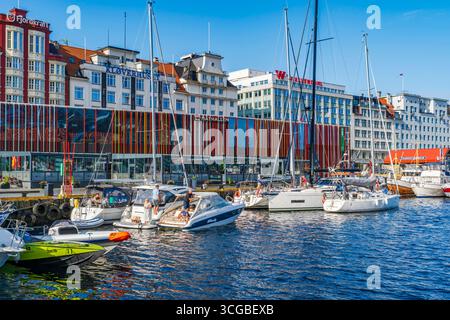 BERGEN, NORVEGIA - 17 AGOSTO 2025: Yacht e barche attraccano nel porto di Vagen a Bergen. La città è un centro internazionale per l'acquacoltura, il trasporto marittimo, il Foto Stock