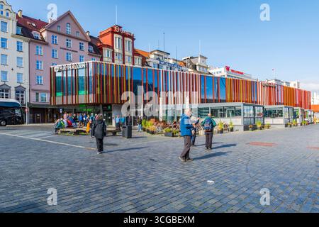 BERGEN, NORVEGIA - 17 AGOSTO 2025: Veduta di Bergen, la seconda città più grande della Norvegia e centro internazionale per l'acquacoltura, il trasporto marittimo, l'offshor Foto Stock