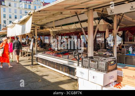BERGEN, NORVEGIA - 17 AGOSTO 2025: Fisketorget, il famoso mercato del pesce di Bergen, è uno dei mercati all'aperto più visitati della Norvegia. Offre una varietà di Foto Stock