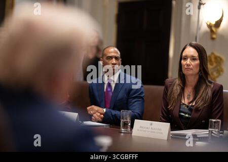 Il Segretario dell'Agricoltura Brooke Rollins e il Segretario per l'edilizia abitativa e lo sviluppo urbano Scott Turner partecipano ad una riunione del Gabinetto alla Casa Bianca di Washington, D.C., il 26 agosto 2025. L'incontro è stato guidato dal presidente Donald J. Trump e si è concentrato sulle questioni di politica nazionale. Per gentile concessione della Casa Bianca. Foto Stock