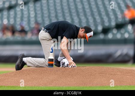 Baltimore, MD: La squadra dei Grounds all'Oriole Park a Camden Yards pulisce il tumulo dei lanciatori prima di una partita della MLB tra i Baltimore Orioles e i Boston Red Sox martedì 26 agosto 2025. I Red Sox sconfissero gli Orioles per 5-0. (Bob Blakley/immagine dello sport) Foto Stock
