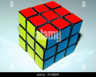 Risolto il puzzle Cubo di Rubik. Foto Stock