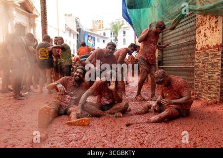 Madrid, Spagna. 27 agosto 2025. 78° Festival annuale "la Tomatina" a Buñol, Valencia. Gli organizzatori dell'evento hanno confermato il lancio di 120 tonnellate di pomodori distribuiti in sei camion. Crediti: D. Canales Carvajal/Alamy Live News Foto Stock